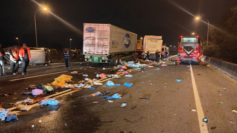國道1號南向高雄路竹交流道14日清晨發生11車追撞事故,至少造成2人死亡3人受傷。圖/中央社