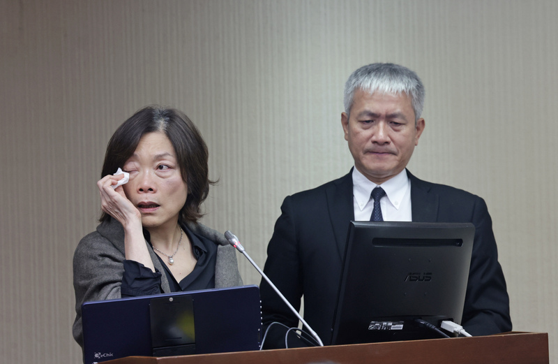 勞動署長蔡孟良（右）被問謝宜容為何空降分署長時答不出來，僅說會自我檢討。圖／中央社