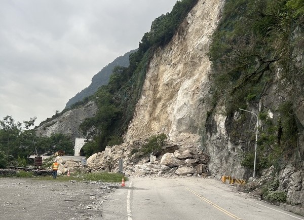 蘇花公路台9線162.9公里崇德隧道北端3日傍晚發生坍方落石，目前道路雙向阻斷無法通行。圖/中央社