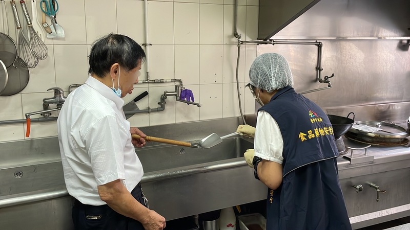 新北市裕德國際學校師生到台中市進行食農教育,用餐後出現上吐下瀉症狀,台中食安處前往稽查發現發現作業現場衛生不良,責令業者暫停作業及消毒。圖/中央社