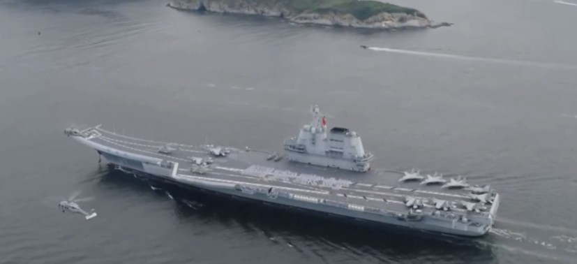 山東艦駛入香港期間，官兵在飛行甲板上列隊排成「國安家好」，讓直播群眾驚嘆不已。圖/取自央視直播