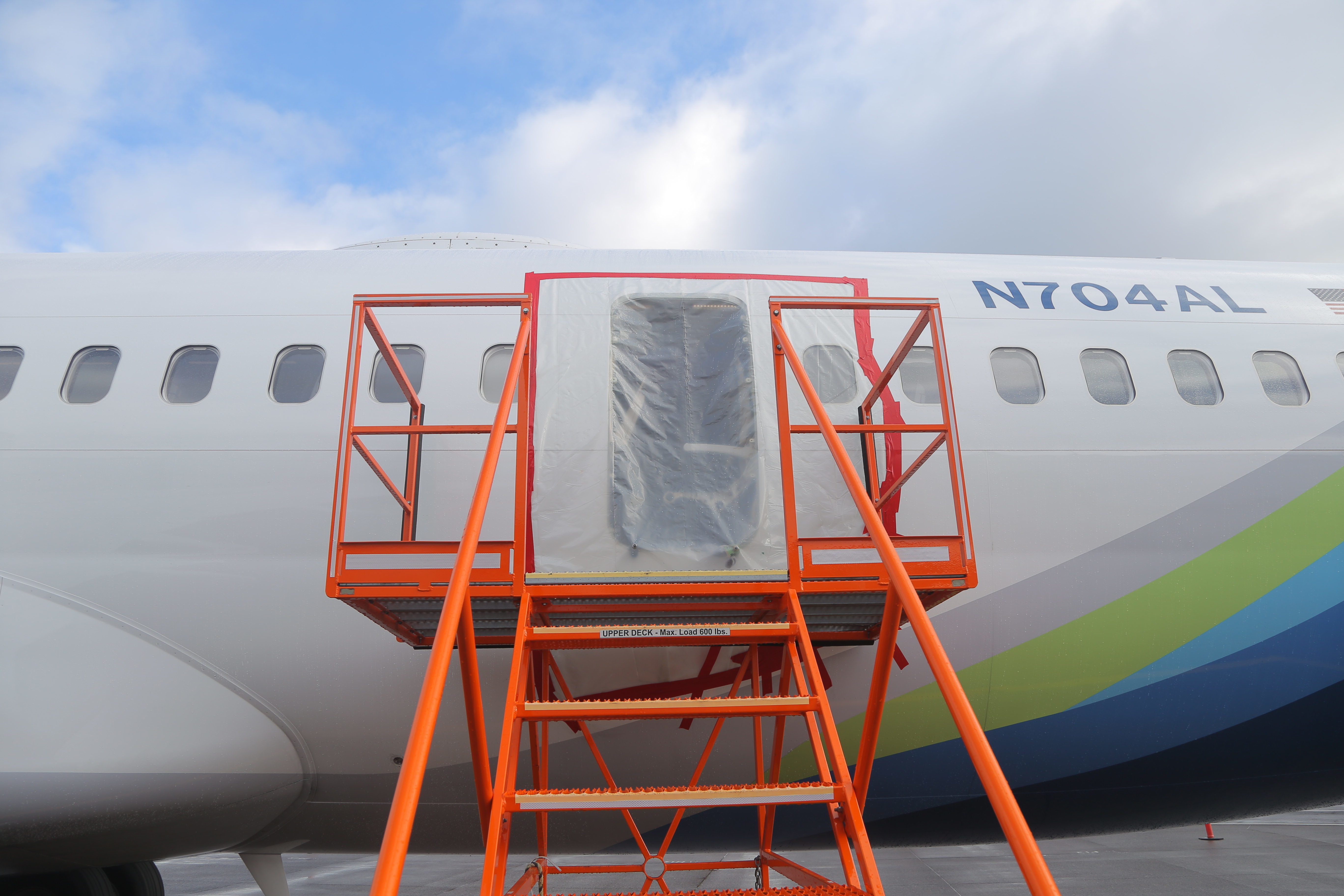 阿拉斯加航空艙門飛脫意外的客機外觀。圖/取自NTSB官方網站