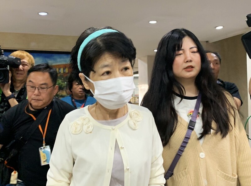 台北地方法院審理京華城及政治獻金案17日再度召開準備程序庭，提訊在押前台北市長柯文哲。柯文哲妻子陳佩琪（前）上午9時許到場排隊領取網路登記的民眾旁聽證，面對媒體詢問是否會擔心柯文哲的身體狀況，陳佩琪不發一語。圖／中央社