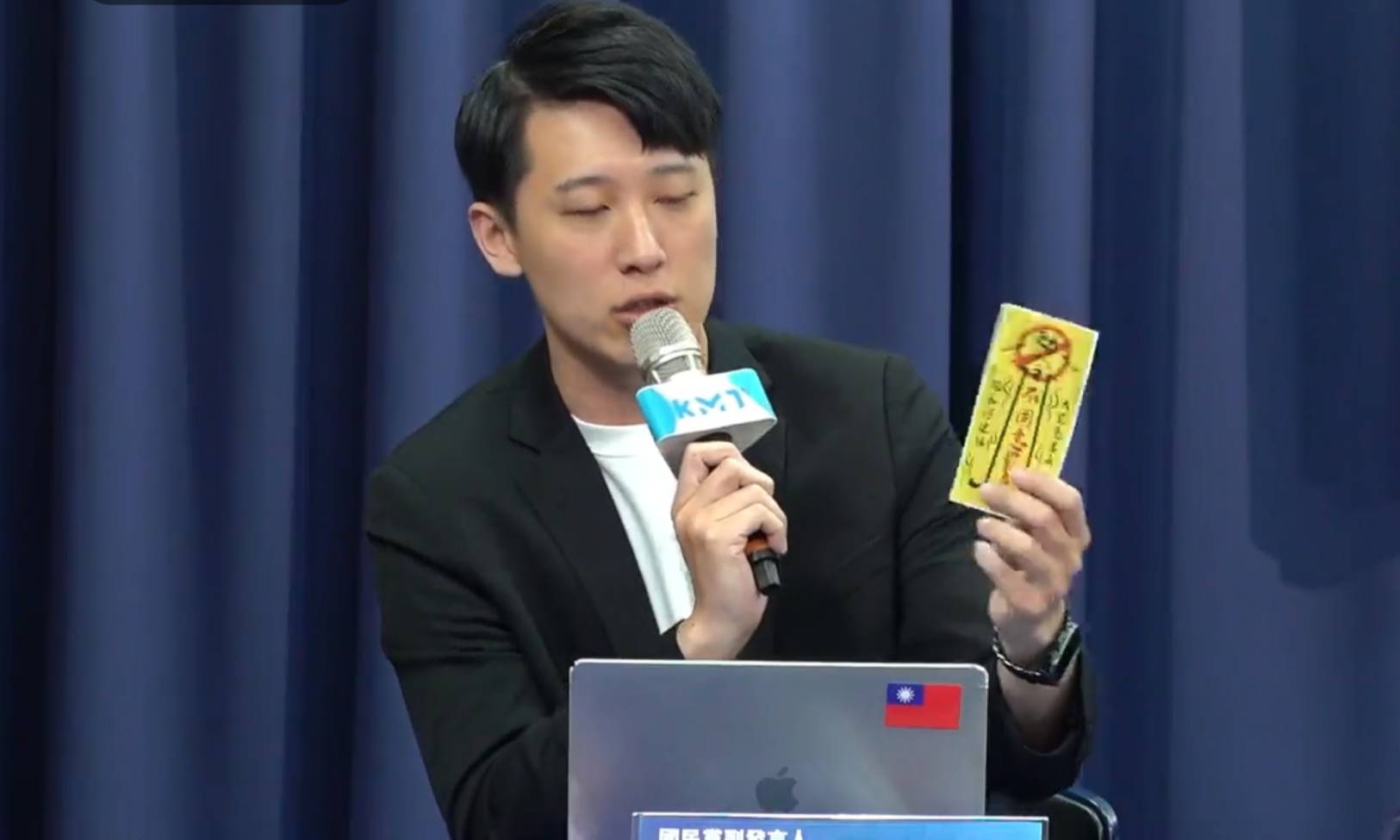 國民黨副發言人鄧凱勛介紹26日凱道戰獨裁當天會有扭蛋區，多款貼紙充分發揮國民黨青年軍創意。圖/翻攝自國民黨直播