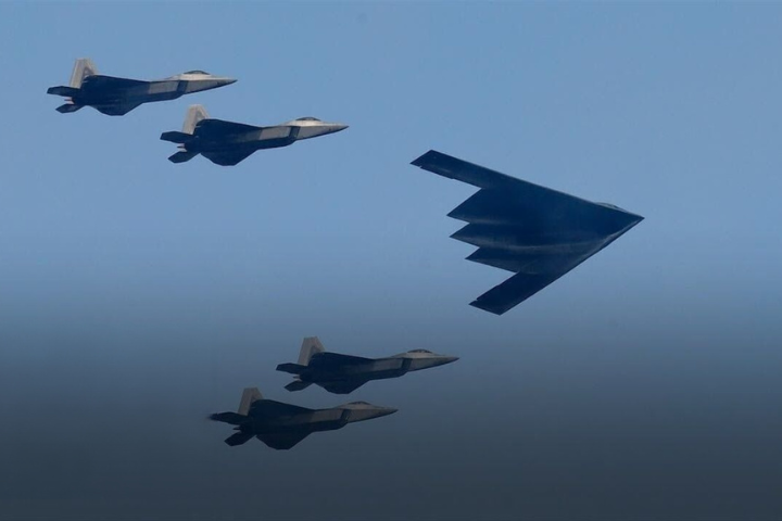 對伊朗三座主要核設施的打擊行動，成為B-2匿蹤轟炸機歷來最大規模的作戰任務。圖/翻攝自CBS Evening News YouTube頻道