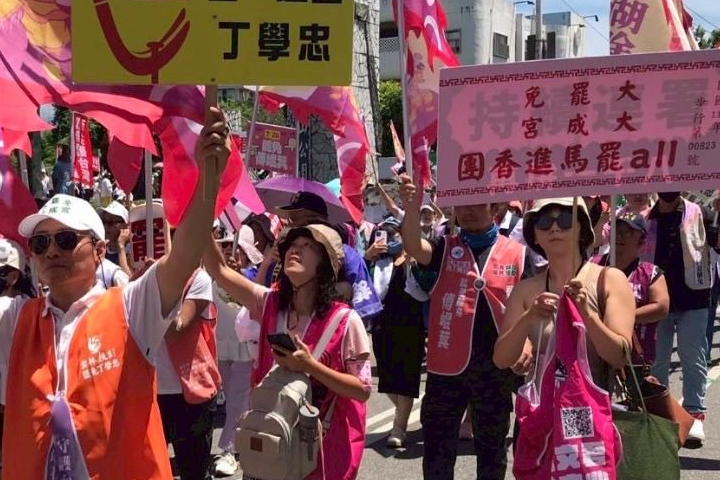 罷免團體遭指控提供返鄉專車，涉及賄選。圖/取自罷免丁學忠團體臉書