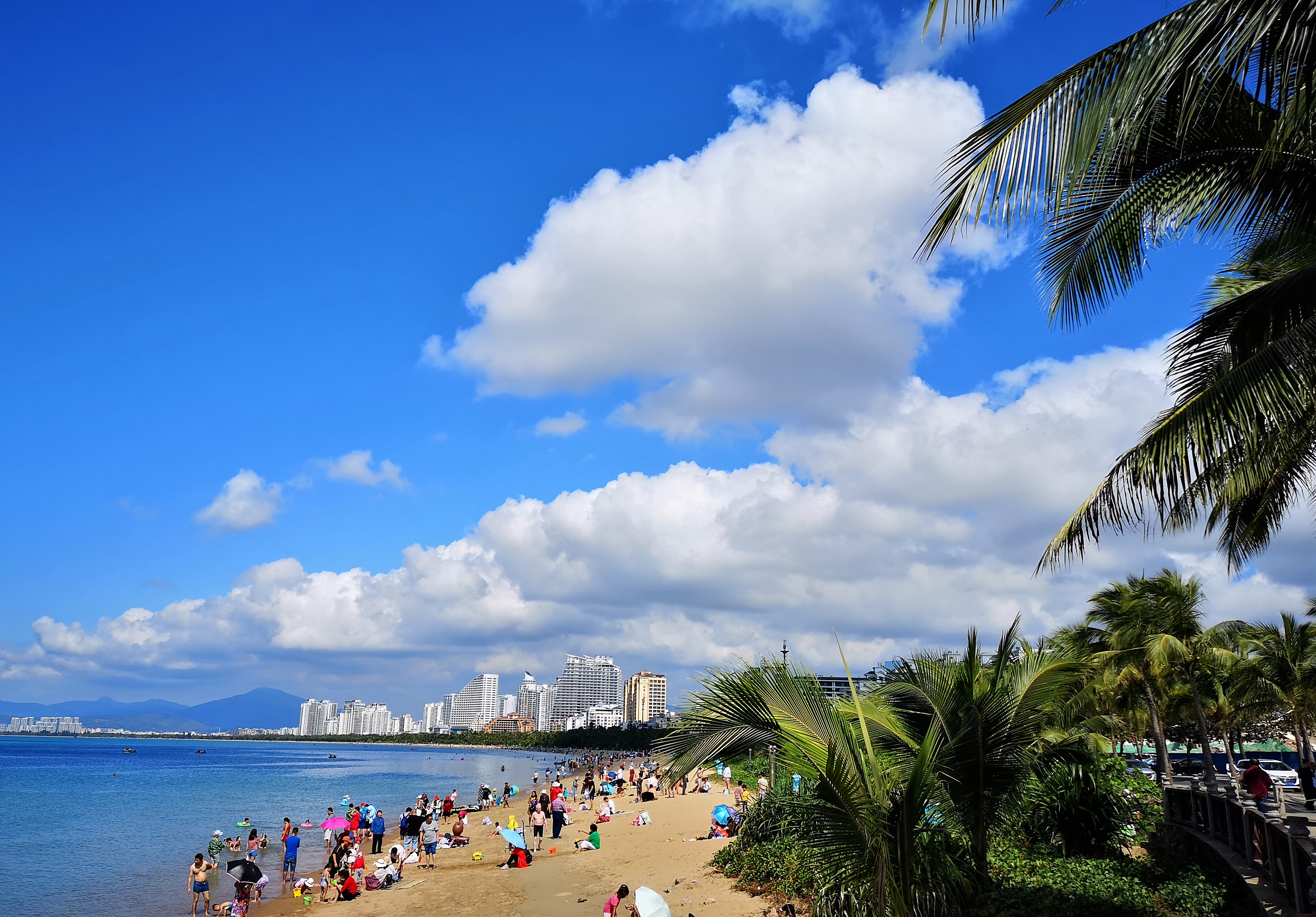 彭博社報導指出，相比於美國紐約、法國巴黎等這些此前熱門海外旅遊地，中國遊客如今更傾向前往中東、或者選擇一些中國境內地點，如三亞（圖）、西藏等地旅遊。圖／新華社