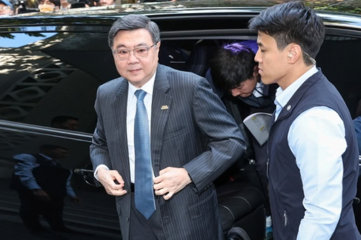 卓揆包機幕後推手？粉專點名邱議瑩胞弟：白菜價挪豪華新機