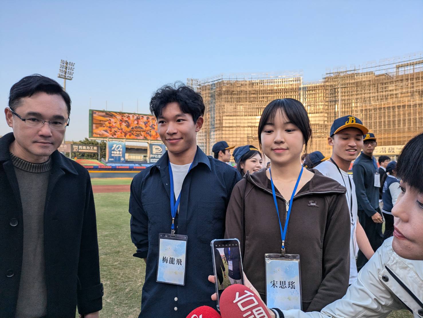 上海復旦女學生宋思瑤（右）1日在台中洲際棒球場受訪說，祝賀「中國台北」獲12強棒球賽冠軍；遭網民出征，陸委會甚至準備對馬英九基金會祭行政處份，讓20歲女孩受極大壓力而落淚。圖／高陸攝