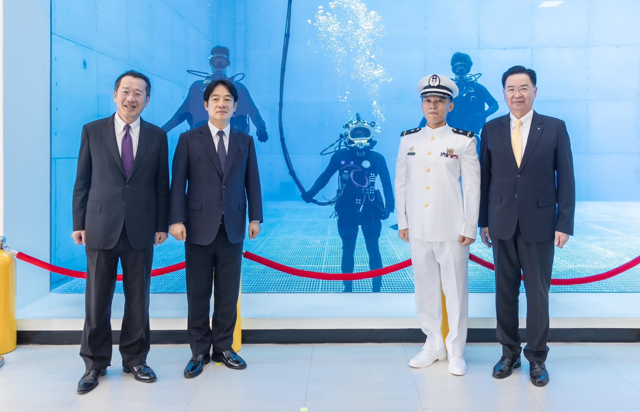 賴清德總統即將出訪友邦馬紹爾群島、吐瓦魯和帛琉，傳出共軍將在台灣周邊舉行軍事演習。照片為11月22日賴清德總統出席海軍水下作業大隊高雄水星營區啟用典禮。圖/取自賴清德臉書