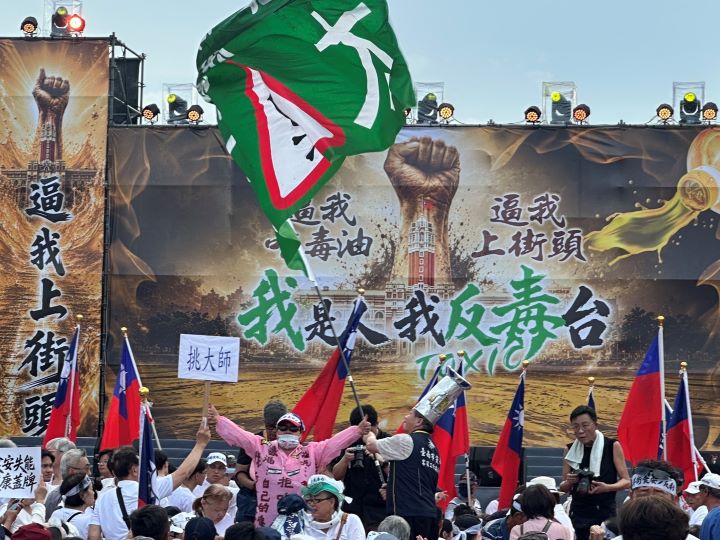 國民黨25日下午5時在台北市凱達格蘭大道舉辦「我是人,我反毒油」護食安集會。圖/記者陳思豪攝