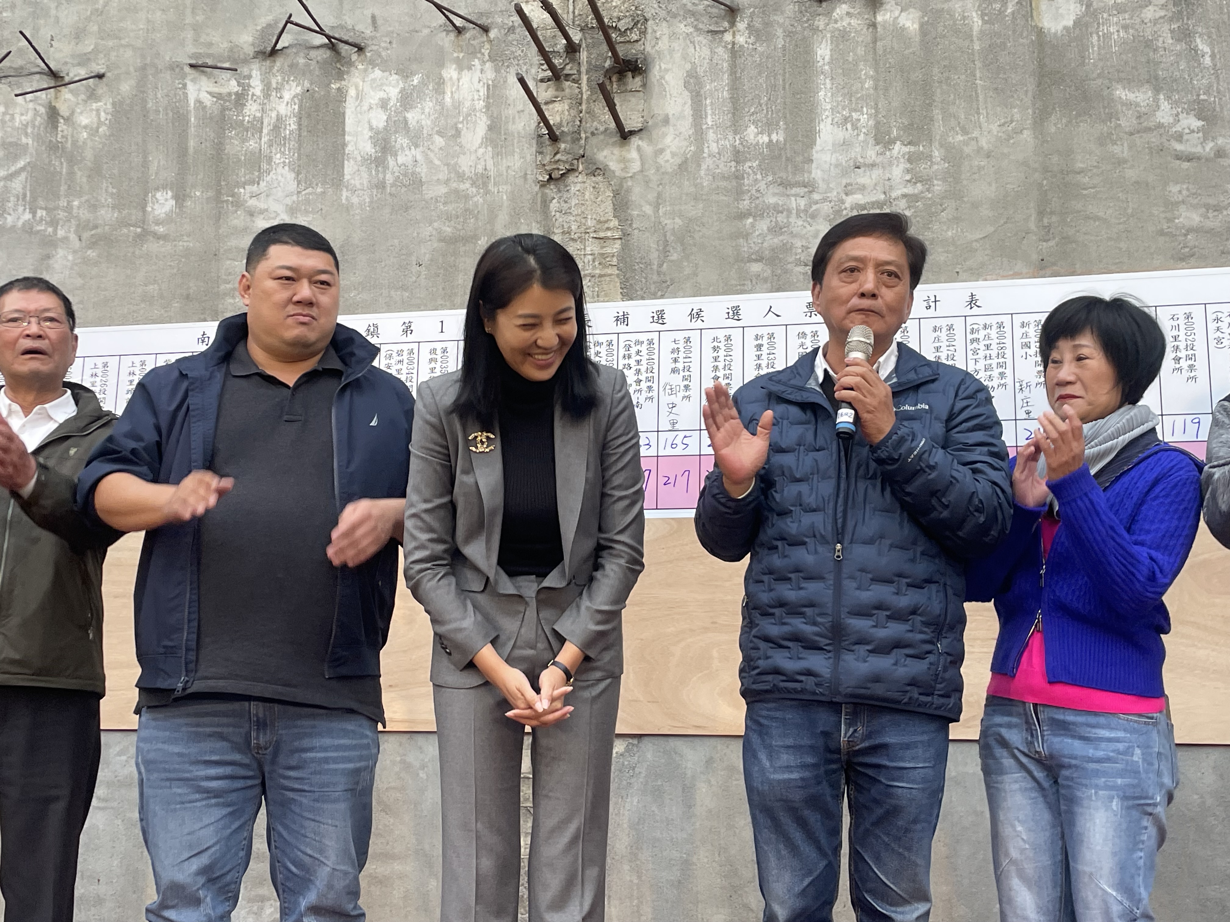 草屯鎮長候選人簡賜勝（左二）在南投縣長許淑華（右三）陪同下，宣布當選。圖/洪子苓攝