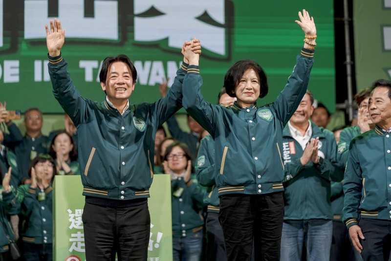 民進黨總統候選人賴清德(左)12日選前之夜選擇從本命區台南出發,妻子吳玫如(右)首度現身站台,為造勢晚會掀起最高潮。圖/賴清德競選總部提供