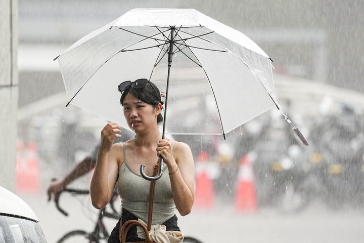 本周滯留鋒與西南氣流夾擊　周二、三防豪雨以上降雨致災