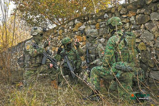 中國大陸、新加坡「合作-2024」陸軍聯訓期間，雙方人員混編同訓。圖/取自解放軍報