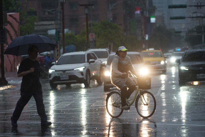 滯留鋒面影響全台有雨　午後山區留意較大雨勢