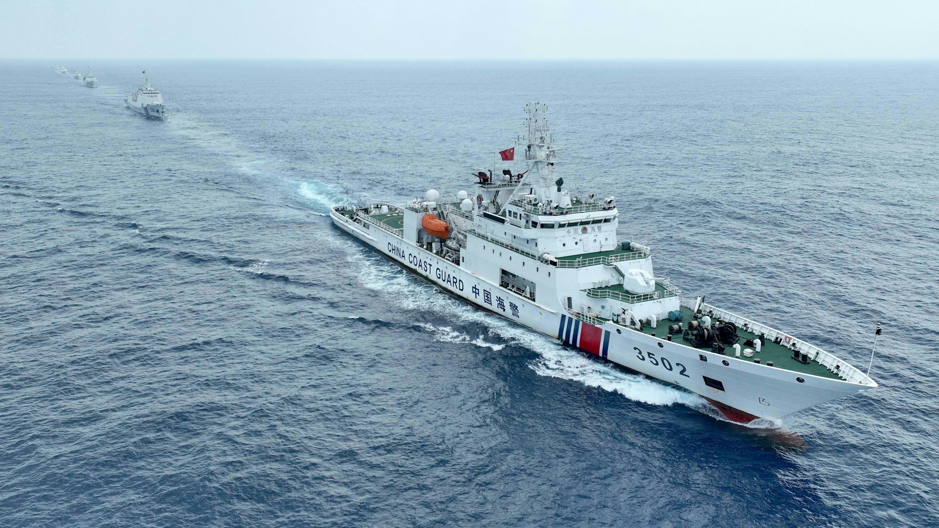 5月17日，大陸海警3502編隊在黃岩島海域進行艦艇編隊。圖 /取自新華社