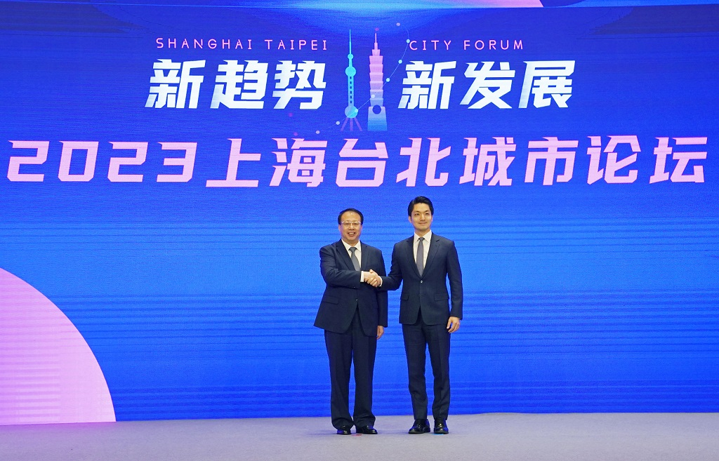 2023年8月30日，雙城論壇在上海舉行，上海市長龔正（左）和台北市長蔣萬安在開幕式上握手。圖/取自新華社