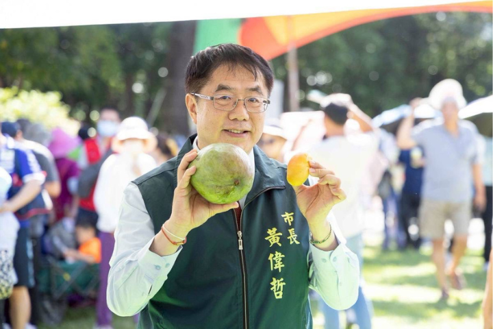 台南市長黃偉哲在台南受丹娜絲重創時，出席饗賓集團旗下日式餐廳「旭集 和食集錦」開幕活動惹議。圖/取自黃偉哲臉書