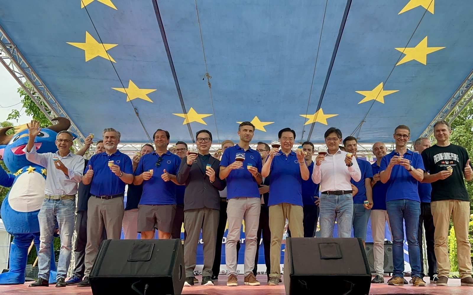 外交部長吳釗燮（前排右四）出席歐洲節活動，指稱藍色活動外衣在台灣政治不正確。圖／外交部官網 