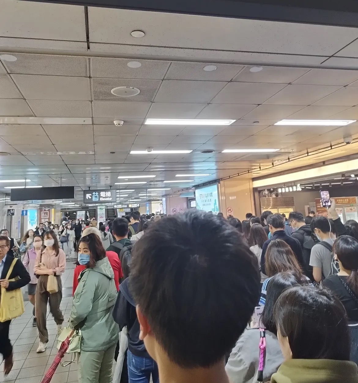 文湖線往南港展覽館的方向人潮擁擠，月台上滿是乘客。圖/取自ssungˍso Threads帳號