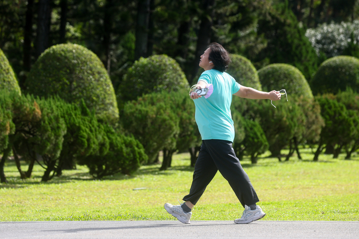 東北季風增強北部越晚越冷　迎風面留意較大雨勢