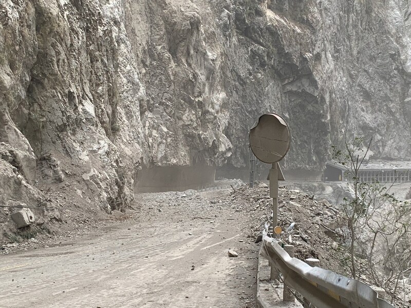 連日發生地震導致中橫公路沿線多處落石，公路局宣布今日（23日）中橫公路天祥至太魯閣閣口路段暫不開放通行。圖/中央社