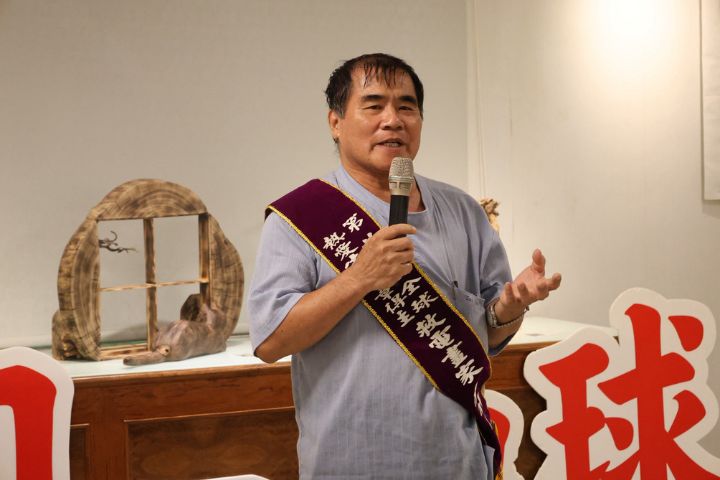 全球熱愛生命獎章得主李升茂將遭遇觸電的驚險經歷融入水墨世界,畫出生命的光彩。圖/周大觀文教基金會提供