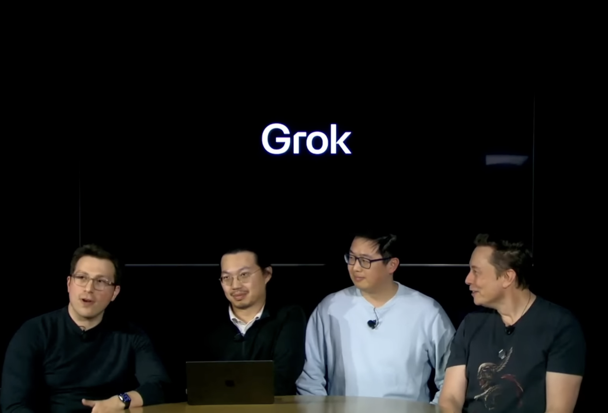 馬斯克（右一）在與xAI的3名工程師共同進行的直播中表示，Grok-3的運算能力比前一代高逾10倍。圖/翻攝自Solving The Money Problem YouTube頻道