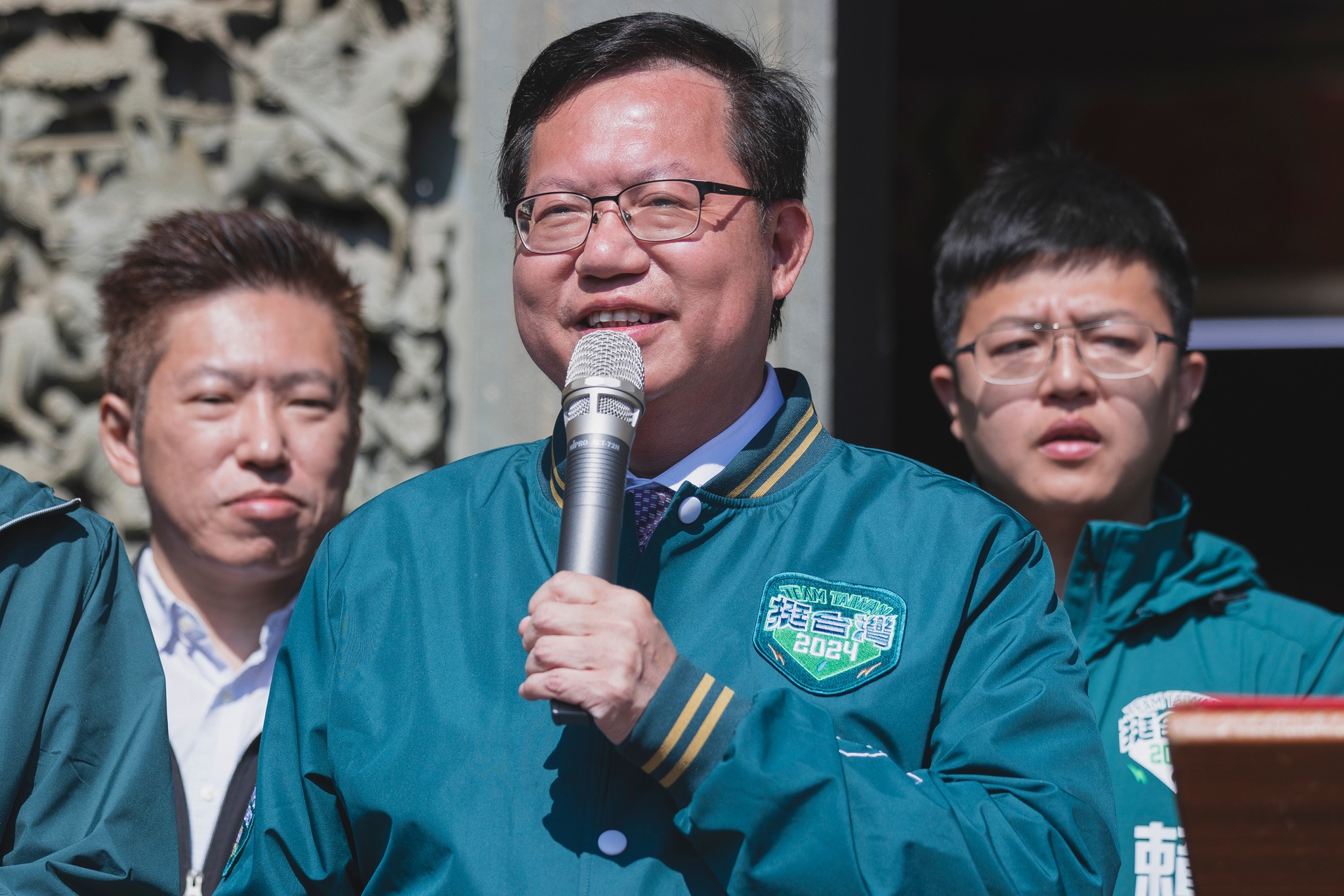 前桃園市長鄭文燦（中）疑涉犯貪污治罪條例，法院裁定新台幣500萬元交保。圖/取自鄭運鵬臉書