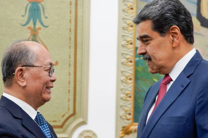 委國總統馬杜洛（Nicolás Maduro）被捕前，才與大陸拉美事務特別代表邱小琪（左）相見歡。圖/取自馬杜洛臉書