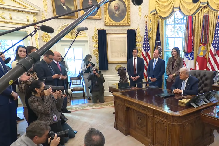 美國總統川普再度提及台灣與晶片，表示「美國愚蠢地把晶片生意輸給台灣，但好消息是，該產業接下來幾年將會回流美國」。圖/取自The White House YouTube頻道