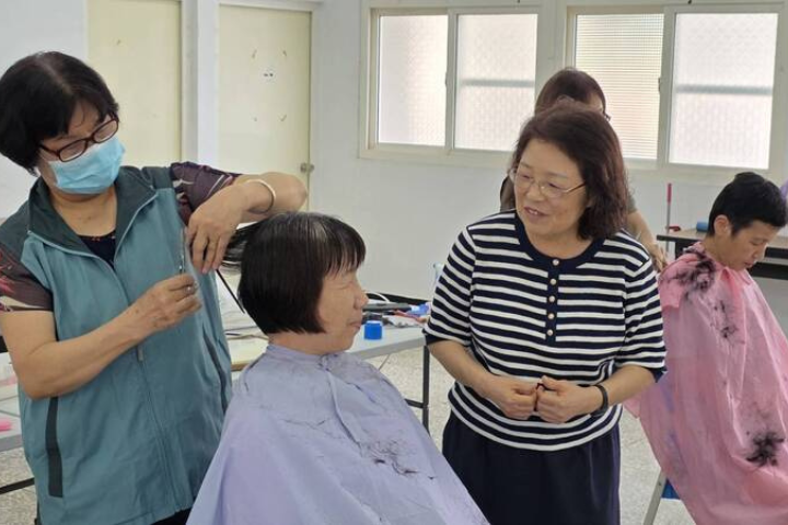 民進黨正式拍板決議改徵召陳光復的太太吳淑瑾（右2）參選澎湖縣長。圖/中央社