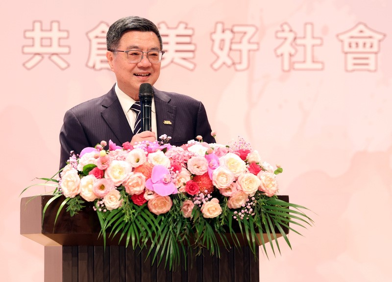 行政院28日喊話對詐欺犯罪「零容忍」，將透過「打詐行動綱領2.0版」每年攔阻新台幣100億的詐騙金額。行政院長卓榮泰（圖）27日在台北出席113年全國績優志工表揚典禮，並向與會來賓致詞。圖/中央社