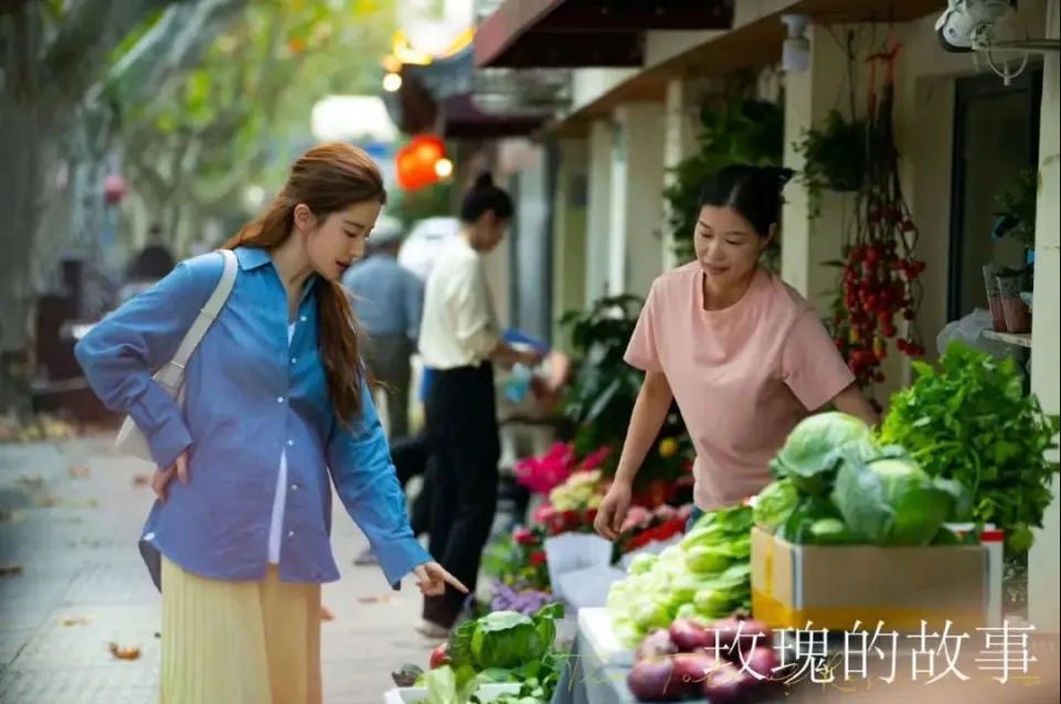 丈夫方協文看不到玫瑰（劉亦菲飾）為家庭也在全力以赴。圖/取自微博＠電視劇玫瑰的故事