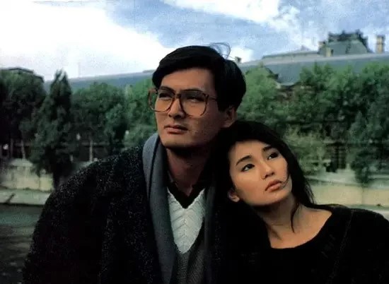 張曼玉被亦舒欽點為電影版《玫瑰的故事》女主角，與周潤發搭檔演出。圖/取自微博