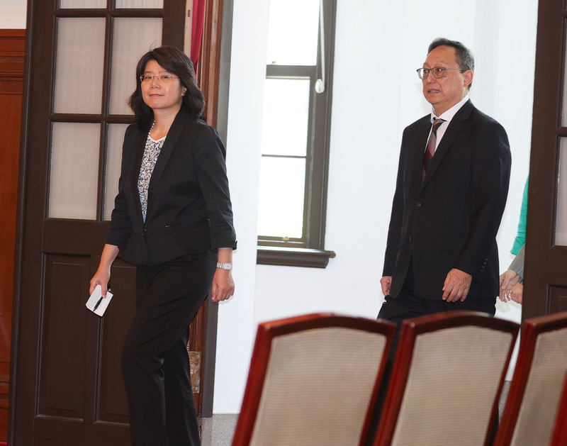  總統府30日舉行記者會，公布司法院正、副院長及大法官被提名人。圖為司法院大法官並為院長被提名人張文貞（左）及司法院大法官並為副院長被提名人姚立明（右）步入會場。 圖／中央社