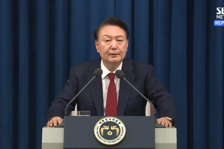 韓國總統尹錫悅晚間在龍山總統府宣布緊急戒嚴令。圖/取自SBS《YouTube》官方頻道