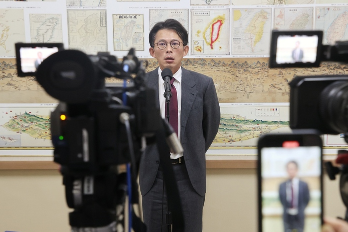 趙少康質疑鄭麗文「親中」　黃國昌：相關問題欠缺事實基礎難回答