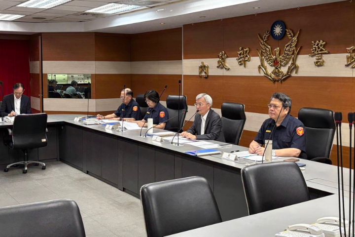 罷免投票倒數計時，警政署長張榮興（右2）24日主持投票前專案會議，會中提示6項工作重點，堅定宣示維護投票日平安、平順、平穩的決心。圖/警政署提供