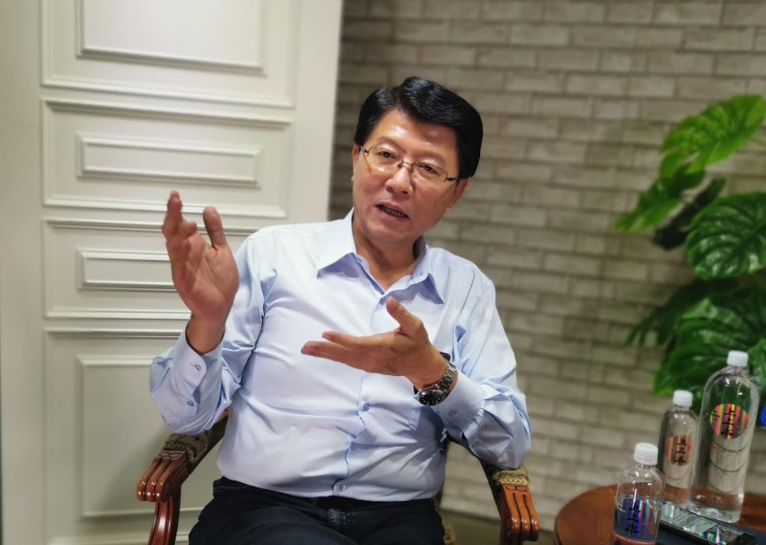 國民黨立委謝龍介表示，民進黨有一個中央廚房，有幾個媒體的政論節目在一個統一群組，每天要討論做甚麼議題，要攻擊甚麼人。圖/取自謝龍介臉書