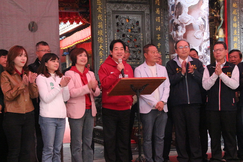 總統賴清德（前左4）31日在民進黨立委何欣純（前左3）等人陪同下，前往台中豐原區慈濟宮參拜、發放福袋，並祝福民眾新年快樂。圖/中央社