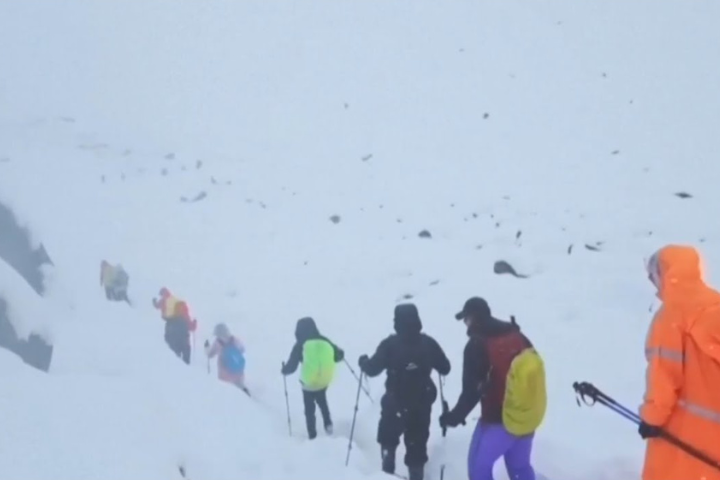 暴雪突襲聖母峰　數百名登山客驚險脫困