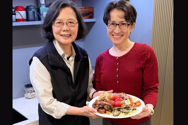 除夕曬合照喊「飯撒？」　蔡英文邀蕭美琴圍爐掀熱議