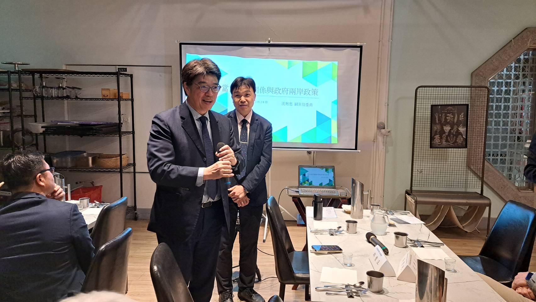 陸委會主委邱垂正（前）和副主委沈有忠（後）28日晚間在小範圍「地緣政治論壇」上，演講兩岸關係。圖/宋秉忠攝