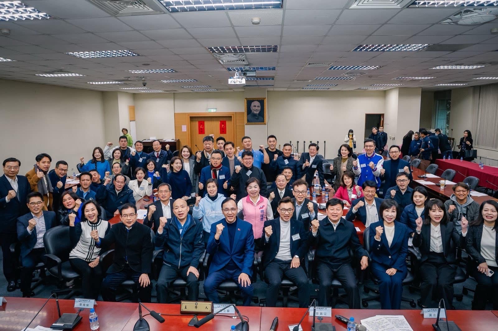 國民黨不分區立委當選人韓國瑜提醒黨內新科立委，小鷹第一次展翅高飛，要小心狐狸正等在下方。圖/取自韓國瑜臉書