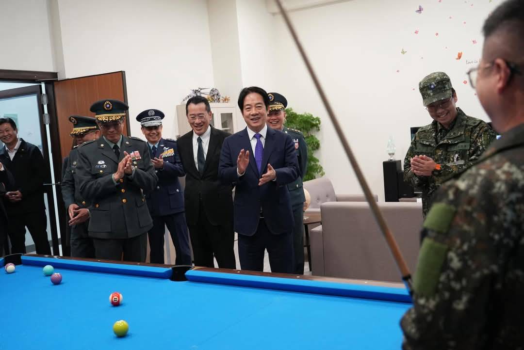 針對軍官在莒光日放八炯影片指藍白勾結中共，國防部長顧立雄（中，著黑西裝、黑領帶）表示會調查。圖/取自國防部發言人臉書