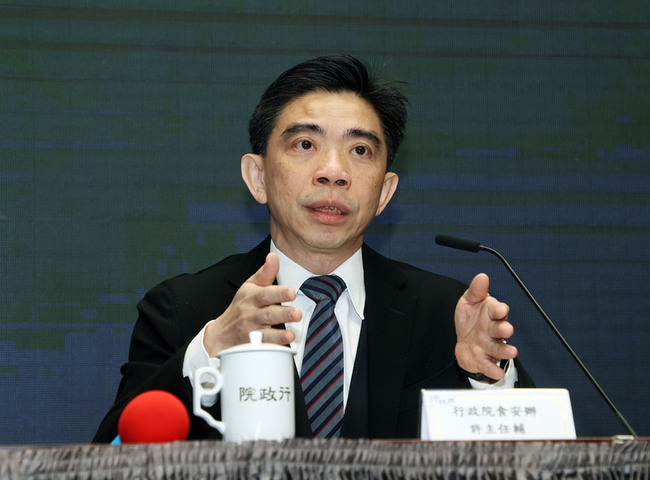 行政院食品安全辦公室主任許輔（圖）上午舉行記者會。圖/取自中央社