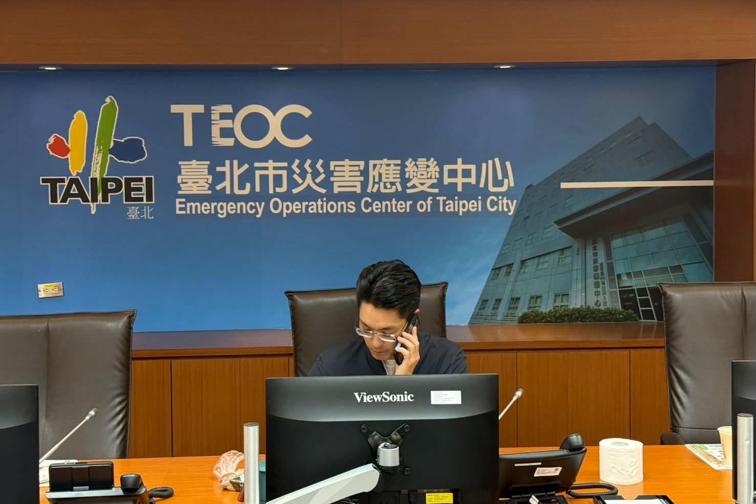 蔣萬安病了！颱風天改戴眼鏡被出征是「AI提詞機」　王鴻薇怒斥無不無聊