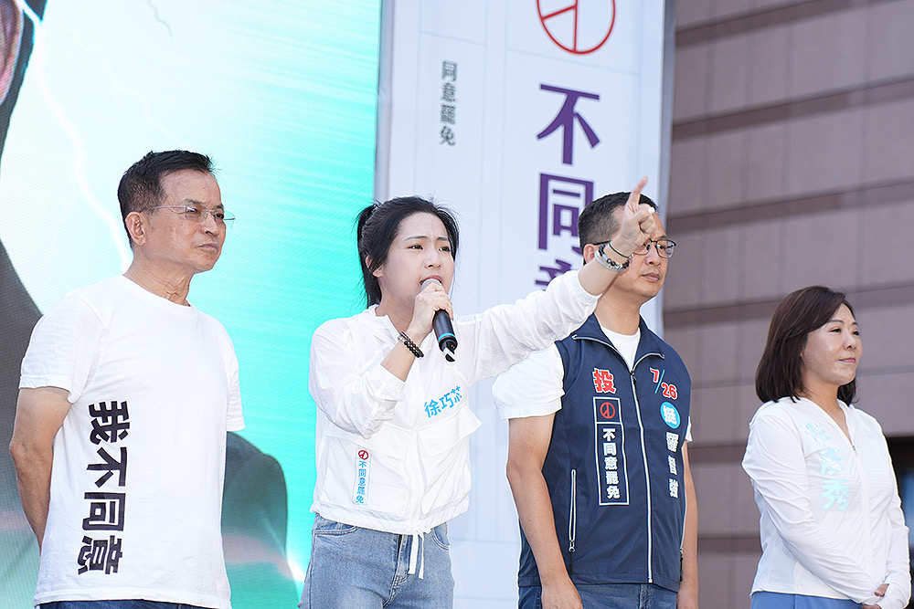 喊話小草「你們不是沒用的8席」　徐巧芯：民進黨才是只會翻桌的51席